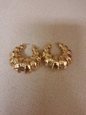 GOLD EARRING.